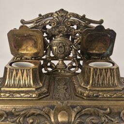 Starožitný dvojitý mosadzný kalamár s porcelánovými vložkami